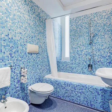 Western Plaza Hotel 4*