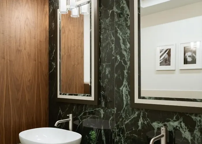 Western Plaza Szálloda 4*